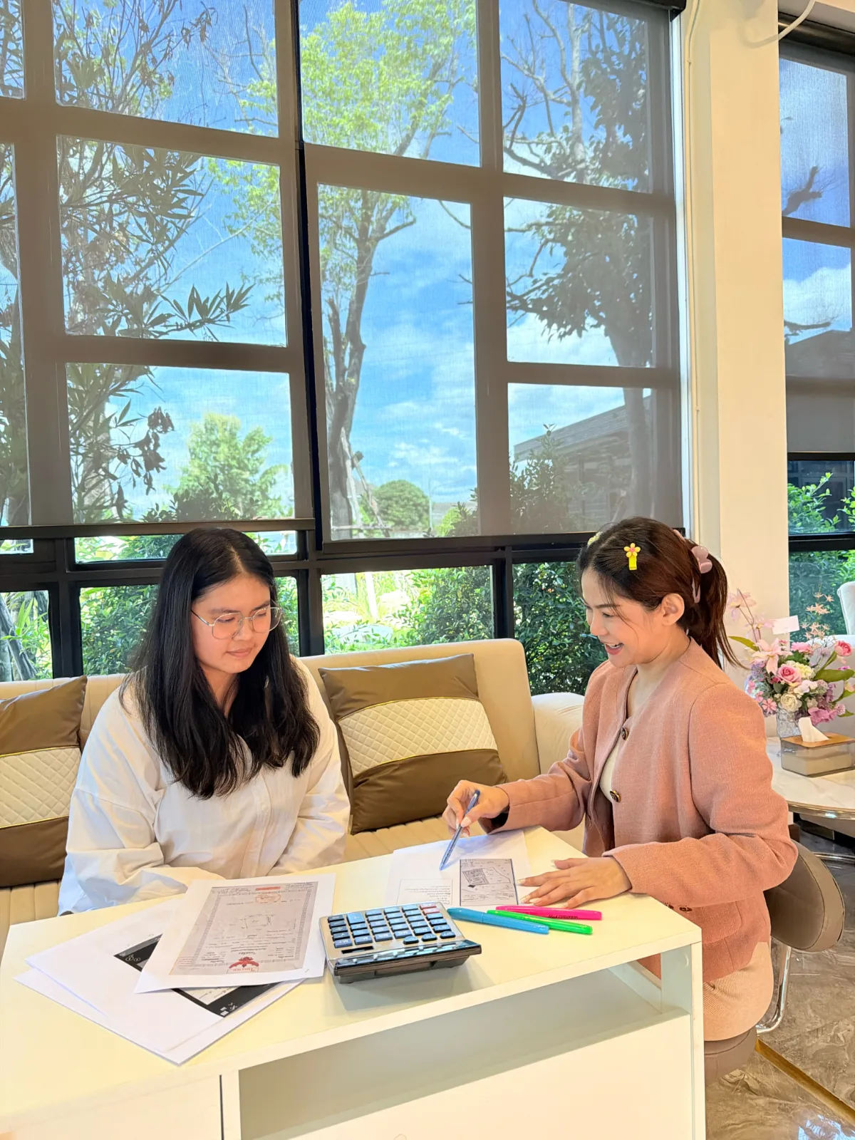 ที่ปรึกษา Rich Vision Estate กำลังอธิบายรายละเอียดทรัพย์ให้ลูกค้าที่สำนักงาน