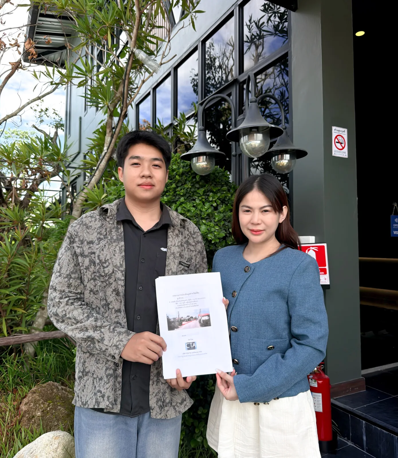 ทีมงาน Rich Vision Estate ส่งมอบเอกสารให้ลูกค้าหน้าสำนักงาน