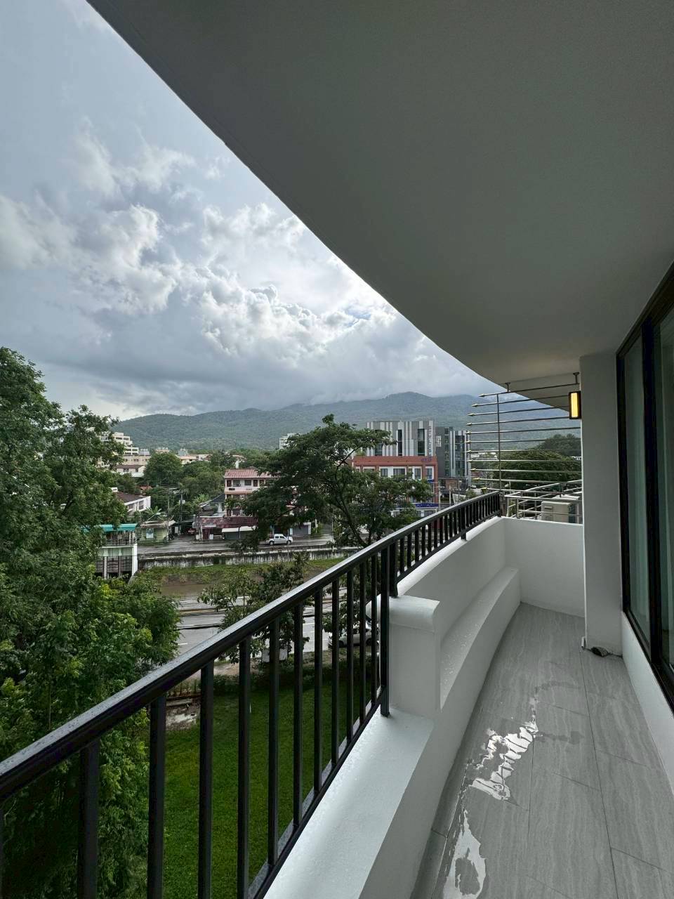 ชมดอยคอนโด  : ตึกกลม  วิวภูเขา รีโนเวทใหม่ ใกล้นิมมาน   บรรยากาศดี วิวดอยสุเทพ
